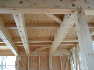 火打ち材（天井の斜めの木材）: 水平方向の変形を防ぎます。